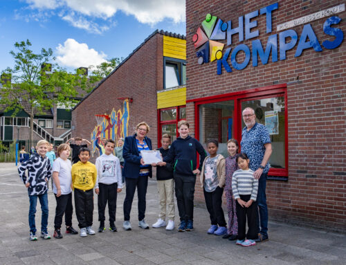 Certificaat en foto voor scholen die oorlogsmonument adopteren