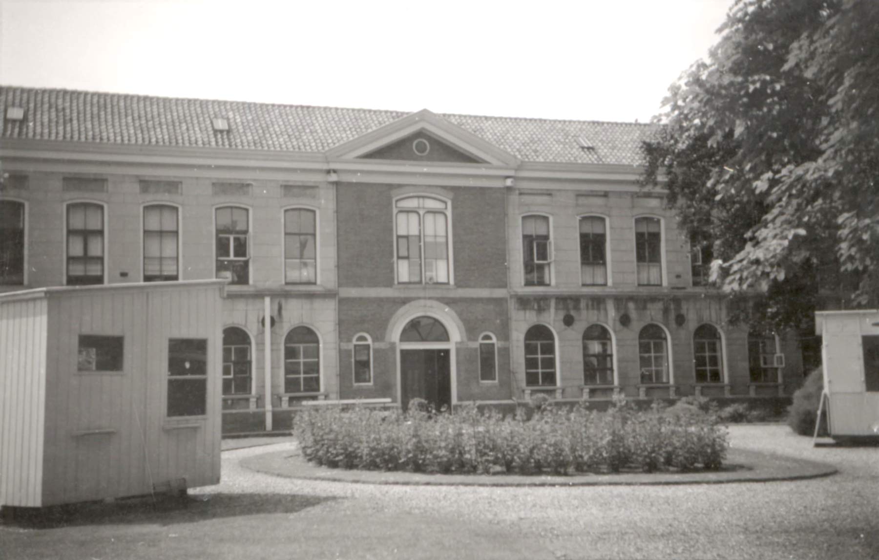 Stadsziekenhuis aan het Kerkplein met houten barakken voor besmettelijke zieken. 