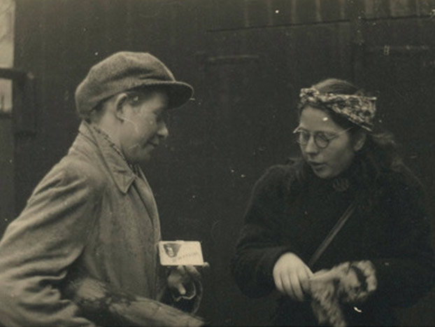 Truus Menger verkleed als man met Hannie Schaft (rechts) tijdens een actie.